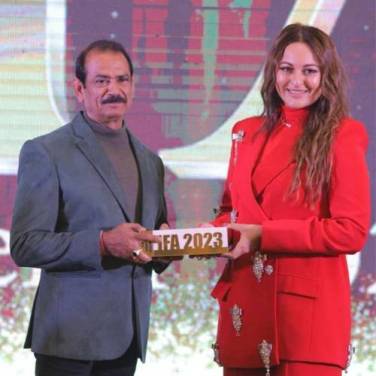 Got Best International Astrologer Award from Bollywood actress Sonakshi Sinha